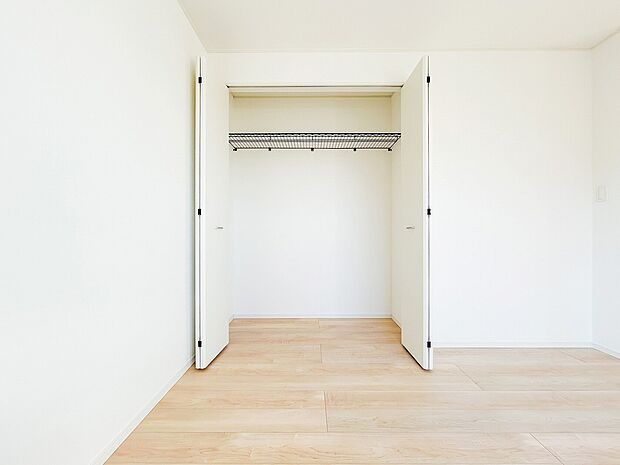 収納力のある居室は、衣類や荷物がすっきりと収まり、広々とした空間が確保されます。整理整頓が楽にできるため、日常の生活が快適で充実したものに変わります。