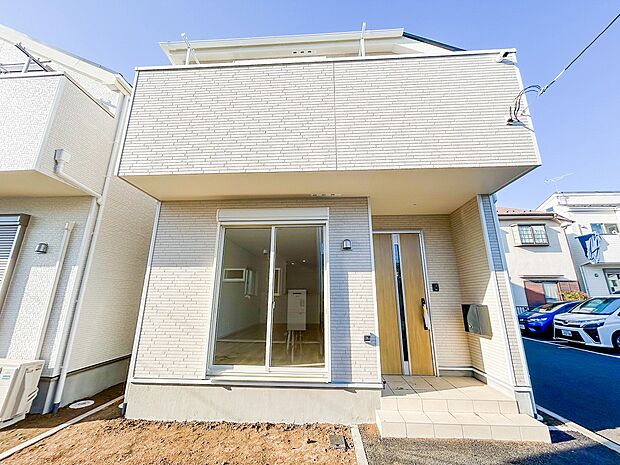 明るい色調とシンプルなデザインが印象的な建売住宅の外観。清潔感が漂い、季節の移り変わりとともに美しい表情を見せる家です。長く愛されるデザインで、住む人に安心感と快適さを与えてくれます。