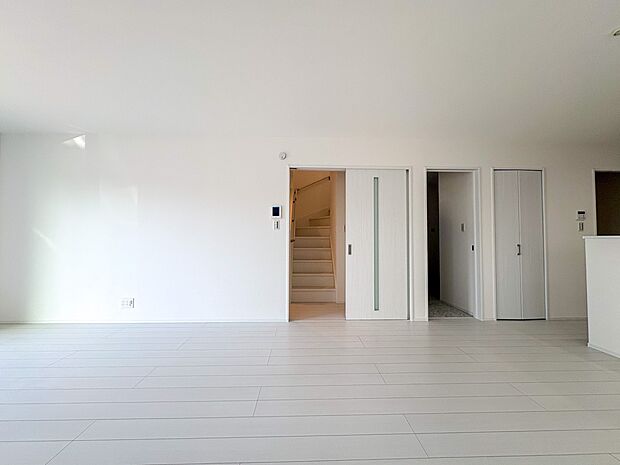 リビングも広く設け、訪れる人々を暖かく迎えてくれます。