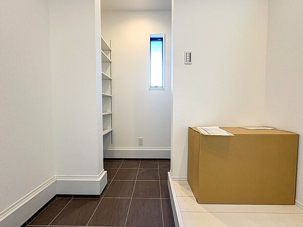奥行きあるクローゼットを採用。衣装ケースや、掃除機といった物を収納できるような造りになっております。