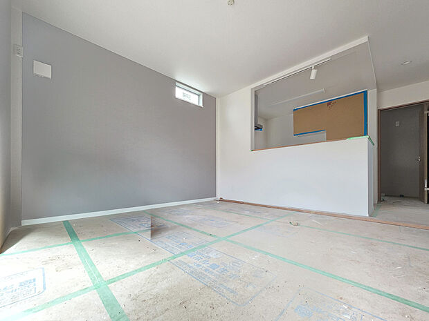 建築中のためこれから仕上がる室内ですが、対面キッチンを中心とした開放的なLDK設計で、完成後は家族が自然と集まる明るい空間になります。