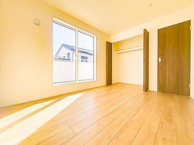 バルコニーに出ることができる、約6帖の居室。ホワイトベースの居室は、飽きが来ず家具やレイアウトが映えるお部屋です。2026/1/12撮影