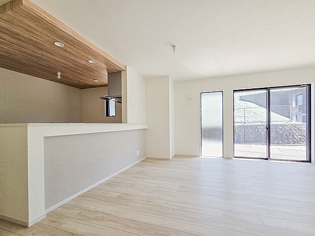 家族全員がゆったりと食卓を囲めるダイニングスペース。食事の時間がより豊かになる広さと採光を備え、毎日の食卓が家族のだんらんの場として輝きておりております。