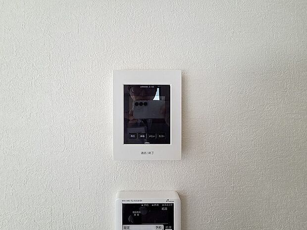 来訪者を画面で確認できるカラーモニター付きインターホンが完備され、安心して応対できます。家族やお子様だけの在宅時にも、しっかりと防犯対策ができる心強い設備です。