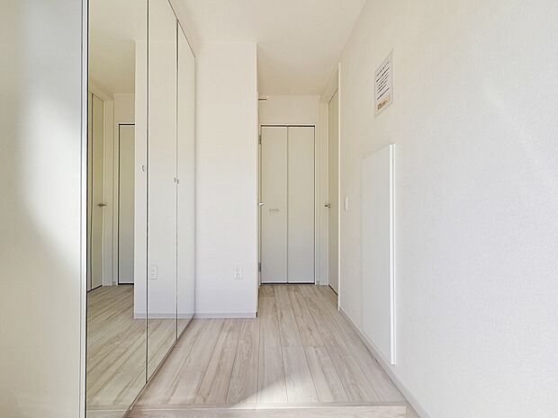 玄関は住まいの第一印象を決める大切なスペース。広さがあるため圧迫感がなく、家族や来客を気持ちよく迎え入れることができます。収納が備わり、整理整頓しやすいのも嬉しいポイントです。