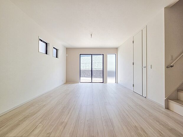 採光に配慮した広々としたリビング。大きな窓から差し込む自然光が空間を明るく包み、家族のだんらんをゆったりとお楽しみいただける居心地の良い空間が広がります。