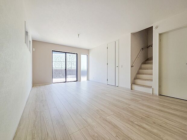 大きな窓を設けた採光重視のリビング。陽光が降り注ぐ明るい空間は、家族が一日中快適に過ごせる居心地の良い場所です。光に満ちた豊かな暮らしをお届けします。