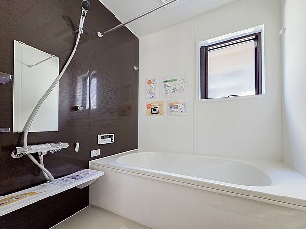 1日の疲れをしっかり癒せる広々としたバスルーム。清潔感ある設備と機能的な設計で、ゆったりとした入浴タイムが毎日の大切な楽しみになる癒しの空間となっています。