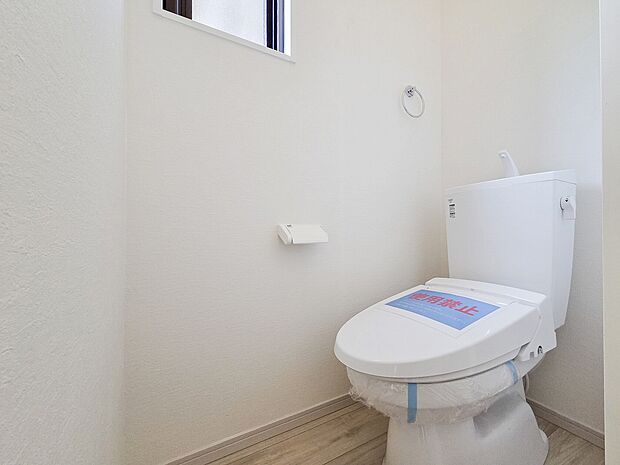 各フロアにトイレを設置した間取りは、家族が多い朝の時間も動線が分散できる使い勝手の良い設計です。毎日の暮らしをいつでも快適かつスムーズにサポートします。