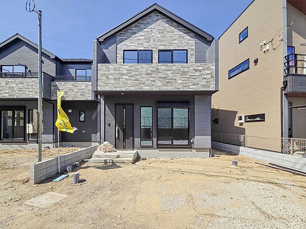 建売住宅ながらも、こだわりを感じるスタイリッシュな外観が魅力。シンプルながらも上質さを感じさせるデザインで、街並みにも調和しつつ、住まいの個性が光ります。訪れる人に好印象を与える佇まいです。