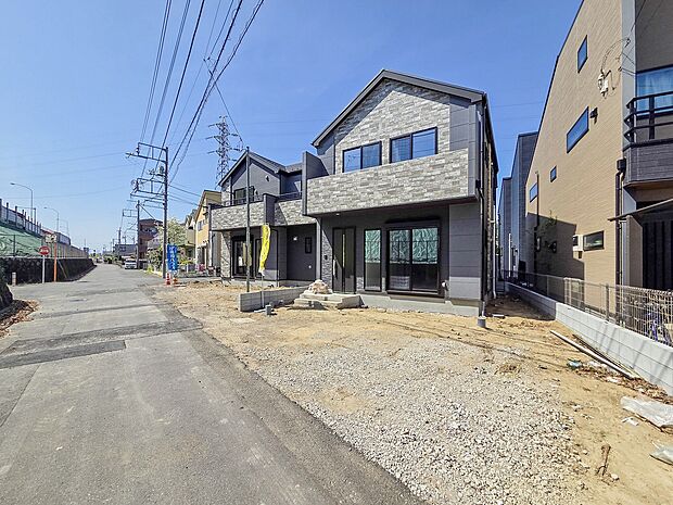 日当たり良好な住まいで、窓から差し込む自然光が家全体を明るく照らしてくれます。暖かい光が室内に広がるため、冷えやすい季節でも過ごしやすく、心地よいリビング時間を楽しめます。