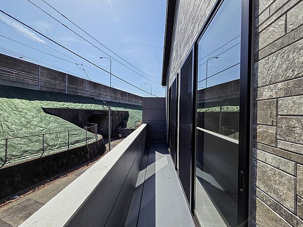 南向きの採光良好なバルコニーは、洗濯物が乾きやすい日当たりの良さが魅力です。明るい屋外スペースで、ガーデニングや日常利用の幅が広がります。