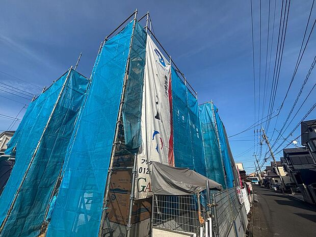 隣地と距離を置き、優美に佇む住宅。暮らす家族と来訪者の目をの楽しませる外観。戸建住宅の良さを知っていただける一邸が新しい家族を待ちます。