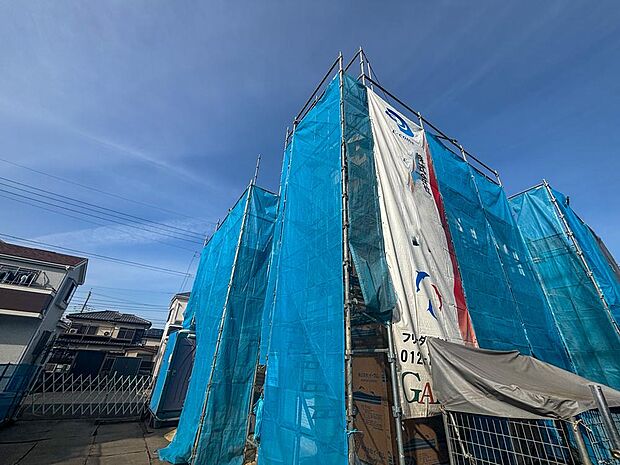 前面道路は閑静な住宅地をはしる車通りの少ない道路。お車の出し入れが苦手なママや小さなお子様にも安心ですね。しっかり舗装もされているので、ベビーカーや自転車で通っても快適に通行できます。