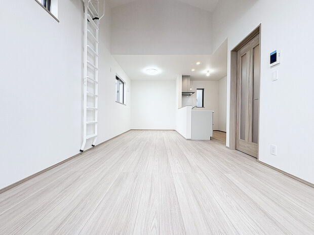 明るく開放的な空間が広がるリビングダイニング。室内には豊かな陽光が注ぎ込み、爽やかな住空間を演出。ホームパーティーでもゲストと一緒に料理を楽しみながら楽しい時間を過ごせそう。