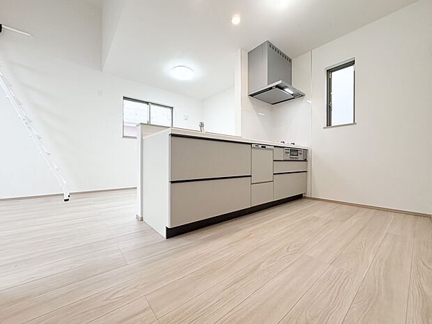 リビングで遊ぶお子様を見守りながらお料理ができる対面タイプの開放的なキッチンが採用されています。家族の団欒場所であるLDKだからこそ、お料理中もご家族との会話をお楽しみください。