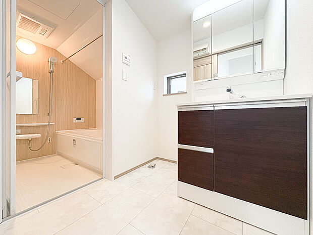 洗面台には三面鏡タイプを採用しました。身だしなみを整えやすい事はもちろんですが、鏡の後ろに収納スペースを設ける事により、散らかりやすい洗面スペースをすっきりさせる事が出来るのも嬉しいですね。