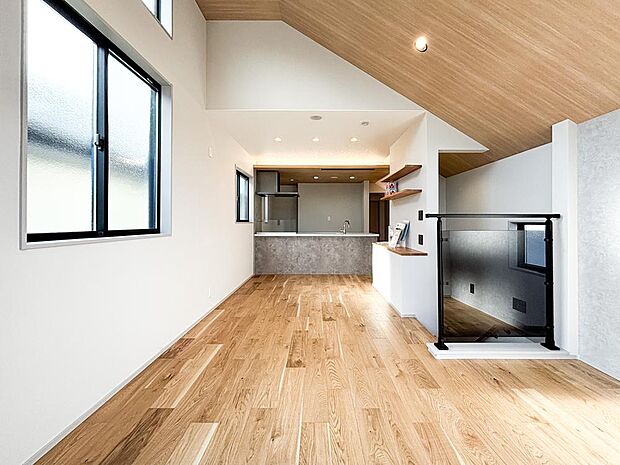 リビングとダイニングは各スペースがしっかりと確保され、かつ一体感のある空間に。家具の配置もしやすい間取り設計です。キッチンは対面式採用でご家族の会話も弾みます。