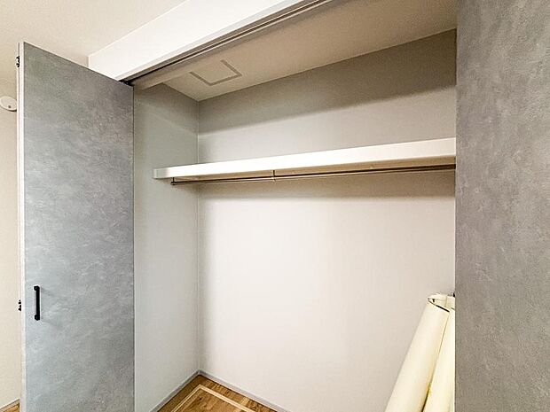 奥行きがあり、収納力に優れたクローゼットです。丈の長いコート類もすっきり収まり、お部屋の整理整頓をサポート。居住スペースを有効に使える、実用的な収納空間です。