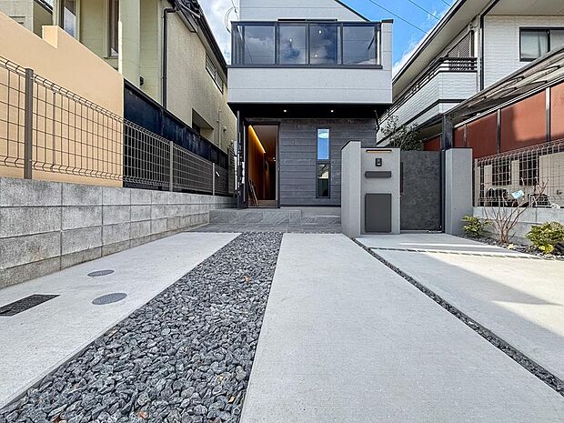 ゆとりある前面道路に面しており、スムーズな入出庫が可能です。美しく整えられたカースペースは、吉祥寺南町の洗練された街並みに調和します。