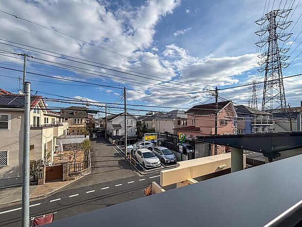 ここから見渡すと澄み渡る青い空に、心地よい風と暖かい日差しが駆け巡ります。