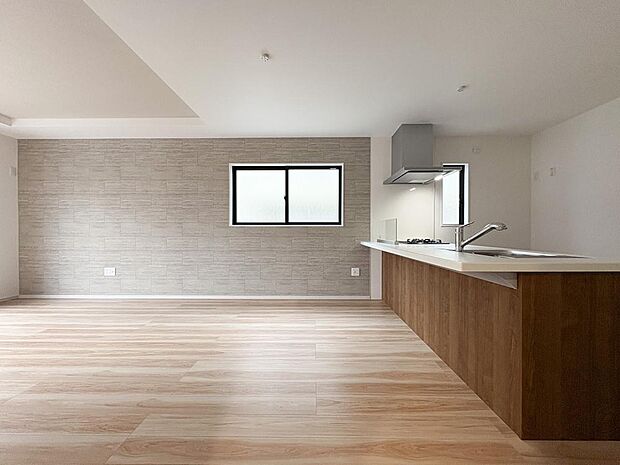 グレーのアクセントクロスが都会的な表情を演出。横長窓から差し込む光が、安らぎの時間を優しく包みます。