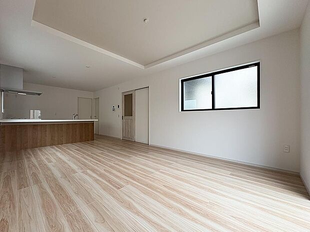 キッチンからリビング全体が見渡せる安心の設計。家事をしながらお子様の様子を見守れる司令塔です。