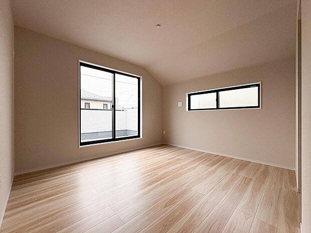 2階の主寝室は勾配天井が開放感を演出。大きな窓からバルコニーへ繋がる、明るく心地よいプライベート空間。