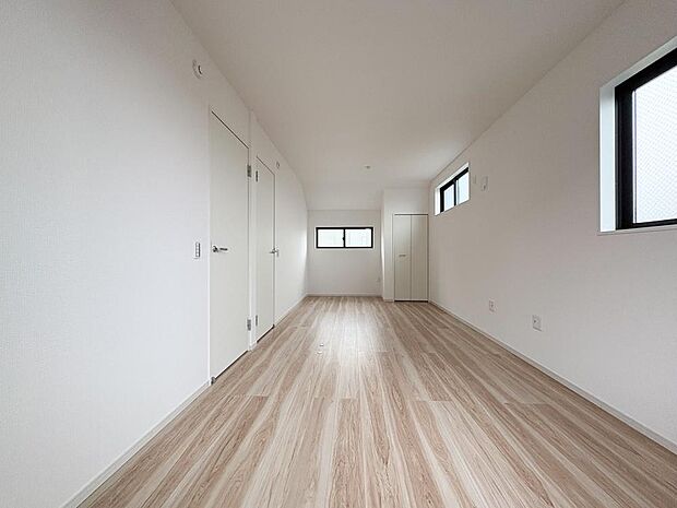 二面採光で明るい室内。白を基調とした清潔感ある空間は、家具を選ばず自分好みのレイアウトを楽しめます。