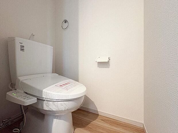 清潔感のある温水洗浄便座付きトイレ。小窓から自然光が入り、換気もしやすく衛生的な空間を保てます。