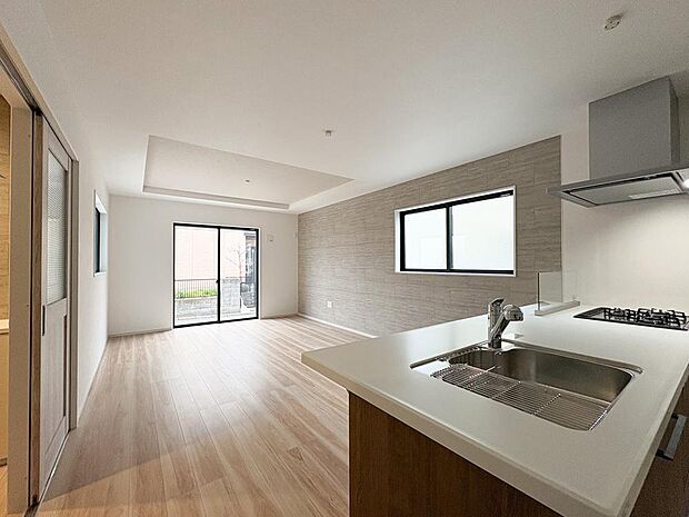 折上げ天井が開放感をプラス。キッチンからリビングまで視線が抜け、家族との会話が弾む大空間です。