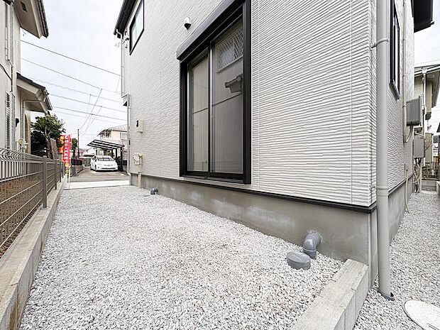 建物周囲は砂利敷きで防犯・泥跳ね対策も。窓からの出入りもしやすく、家事動線に配慮されています。
