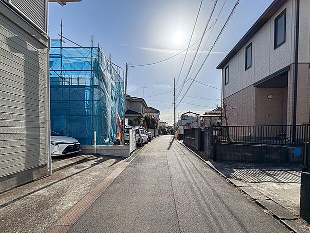 前道が広く、お車の出し入れもスムーズ。青空が広がる明るい住環境です。