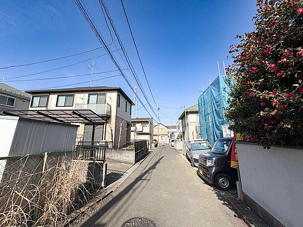 閑静な住宅街に誕生。周辺は交通量も少なく、小さなお子様がいるご家庭も安心です。