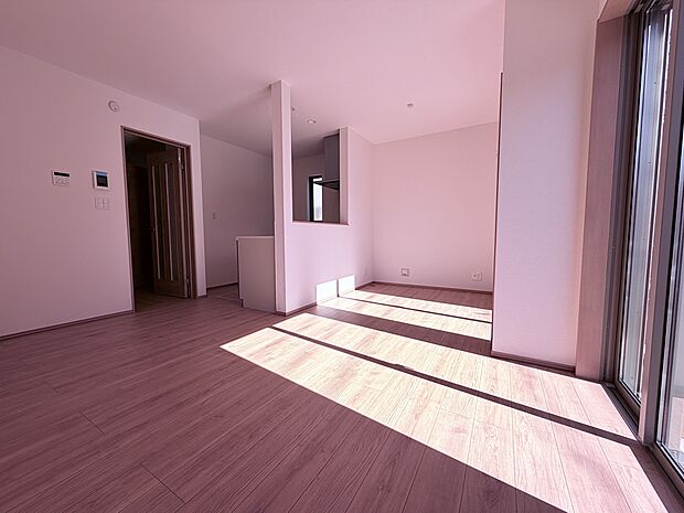 大きな窓から光が差し込む、心地よいリビングです