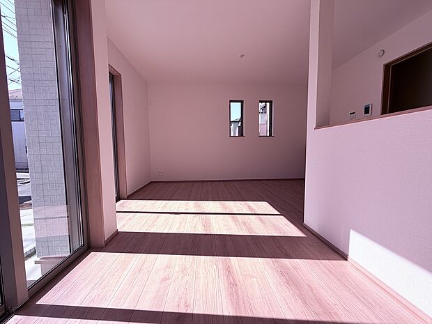 木のぬくもりが感じられるナチュラルな雰囲気に仕上がった室内。ふんだんに陽射しが注ぐ南向きの明るいリビングには家族が自然と集い笑顔に。完成済みですので即ご入居可能です。