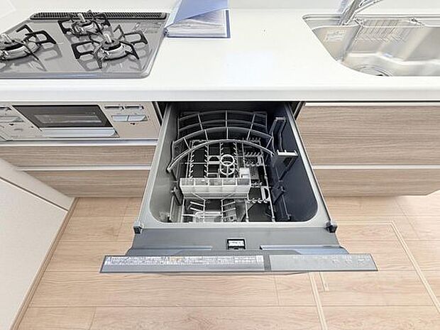 奥行きが長く足を延ばしてもラクラクのスペース。体の大きい方でも嬉しいワイドサイズ。また、カビが付きにくく軽くこすれば簡単に落ちるお掃除ラクラク仕様です。