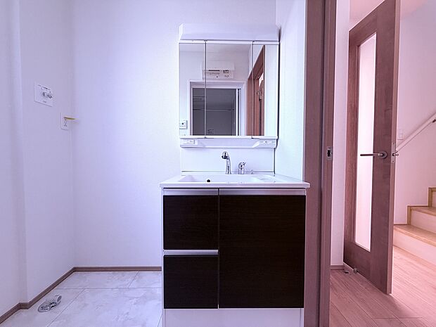 お出かけ前の身支度がスムーズに完了します。鏡裏にはコンセント（※あれば）も付いているので、電動歯ブラシやシェーバーの充電も隠しながら可能。機能性に優れた、毎日の快適を支える洗面台です。