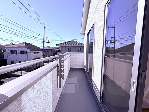 明るい陽射しが差し込むバルコニー空間。