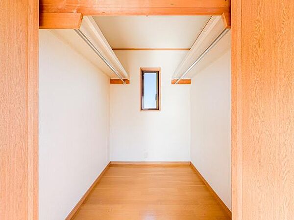 広さが魅力のウォークインクローゼットは、衣類や小物をたっぷりと収納できるスペースです。洋服を見渡しやすく、整理整頓がしやすい設計で、使い勝手の良さが日々の生活をサポートしてくれます。