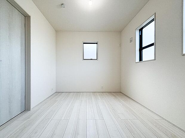 各居室にはクローゼットを完備し、家具の配置にも困らない設計がされています。採光と通風のバランスがほどよく絶妙です。
