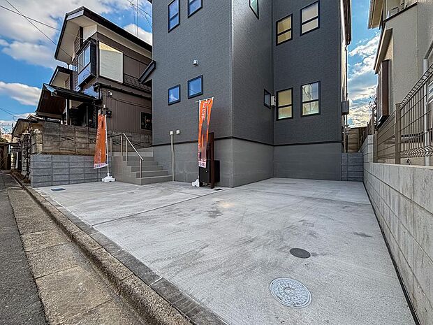 ゆとりあるカースペースで、お買い物帰りや雨の日の荷出しもスムーズに。毎日お車を使われるご家庭にも嬉しい設計です。