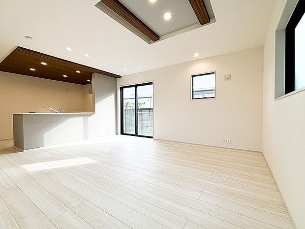 掃出し窓から光が降りそそぐ開放的なリビング。大きな窓からは、太陽の光はもちろん、爽やかな風が吹き抜けます。自然の恵みが、快適で心地の良い空間を演出してくれます。