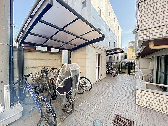 こちらは駐輪場...