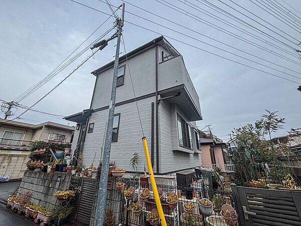 第一種低層住居専用地域の良好な住環境が保たれたエリア。低層の一戸建てを中心とした街並みが整然と続き、周辺は高い建物が建っていないので、採光や開放性に恵まれています。