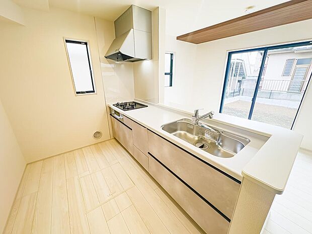 目の前をオープンにすることで開放感があり、コミュニケーションが円滑になる対面式キッチン。家族の顔がよく見えるキッチンスペースです。2026/2/12撮影