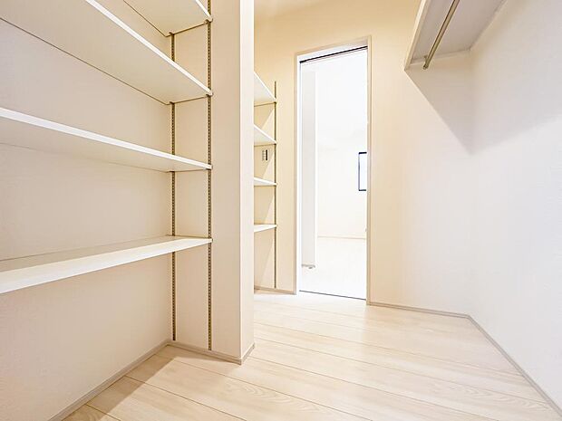 大きなパントリーをご用意しております。廊下とキッチンから出入りが可能。家電や大きなお荷物など、諸々収納することが可能です。2026/2/12撮影