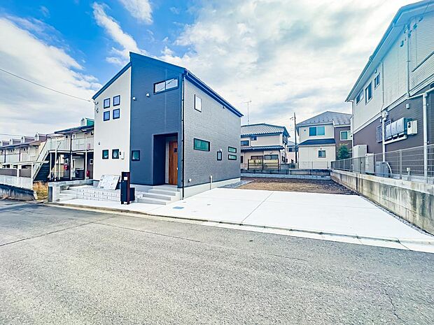 前面道路は約6mの広さがございます。車通りが少なく、静かな暮らしを守ってくれます。カースペースを、なんと4台分ご用意しております(車種による)。2026/2/12撮影