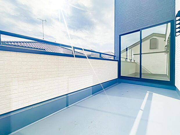 べランピングなどが楽しめそうな、広さのあるバルコニースペース。日当たり・通風が良好で、お洗濯物がたくさん干せます。2026/2/12撮影