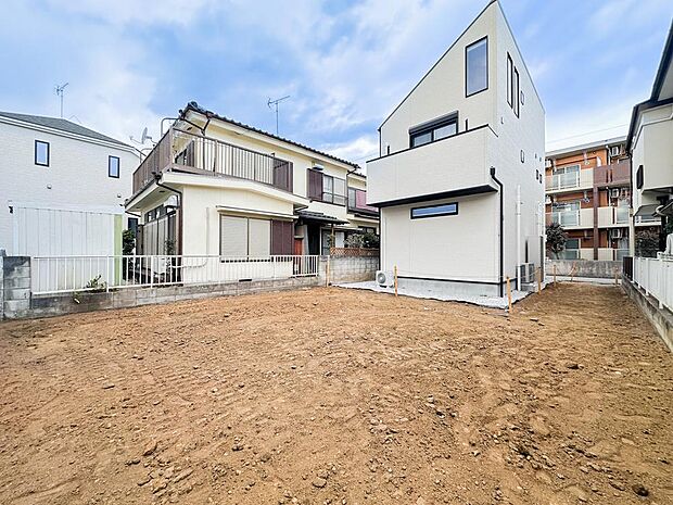建物は木造2階建て+ルーフテラス付きの3LDKで、限られた敷地を有効活用したプランが魅力です。